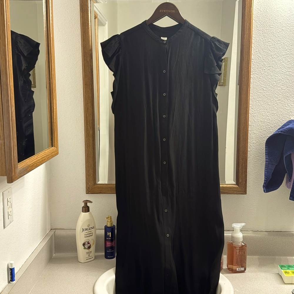 GAP black women's button up light weight dress, perfect for beach or night out
